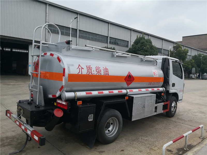 東風(fēng)小多利卡4.5方國六加油車圖片4