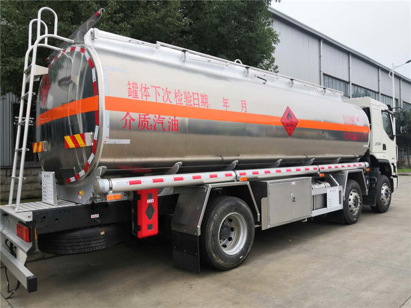東風(fēng)柳汽乘龍小三軸24.4方鋁合金運(yùn)油車(chē)圖片4