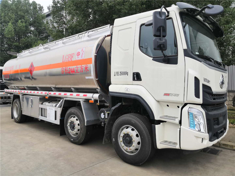 東風(fēng)柳汽乘龍小三軸24.4方鋁合金運(yùn)油車(chē)圖片2